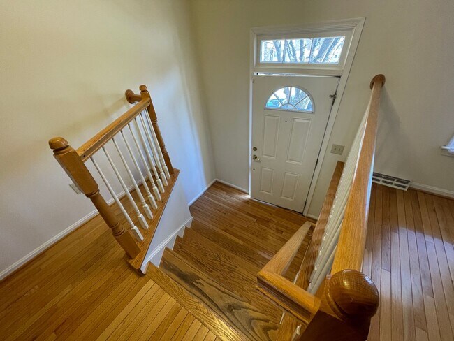 Foto del edificio - Luxurious And Spacious 3 Bed 2 Bath Brick Townhouse In Tysons Station