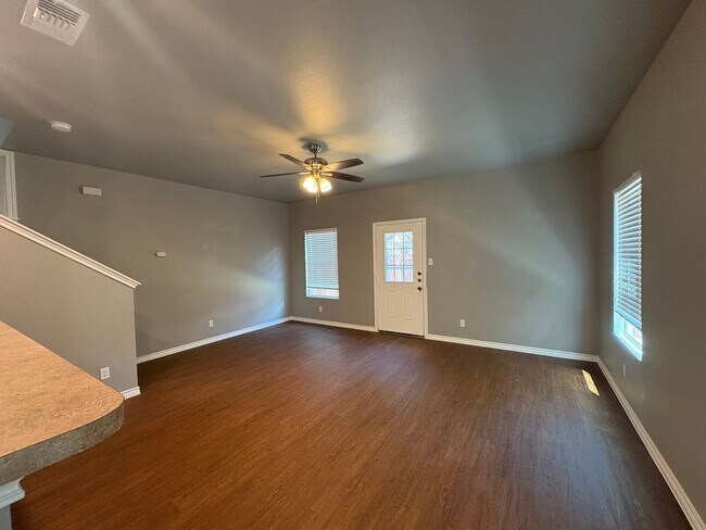 Foto del edificio - Newly Renovated Town-home