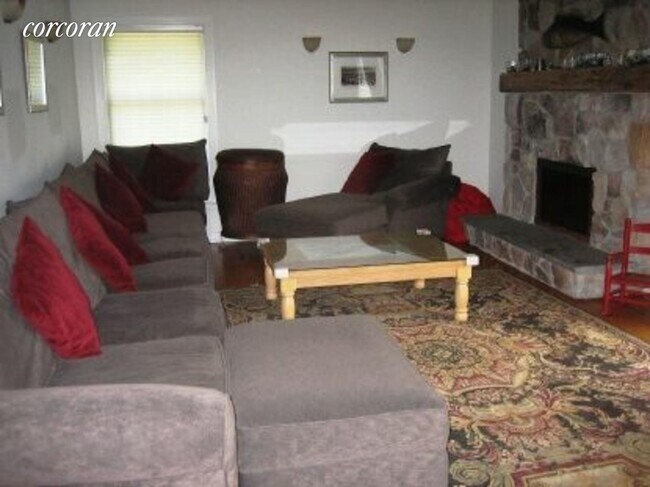 Foto del edificio - 45 Coves End Ln