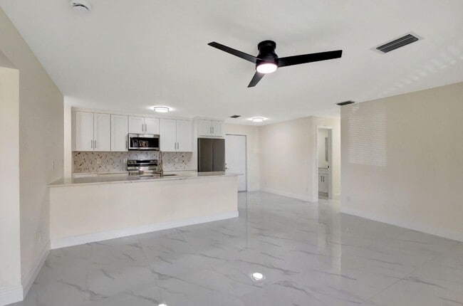 Foto del edificio - Gorgeous Brand-New Rebuilt 4-Bedroom Home | No HOA | Pet Friendly