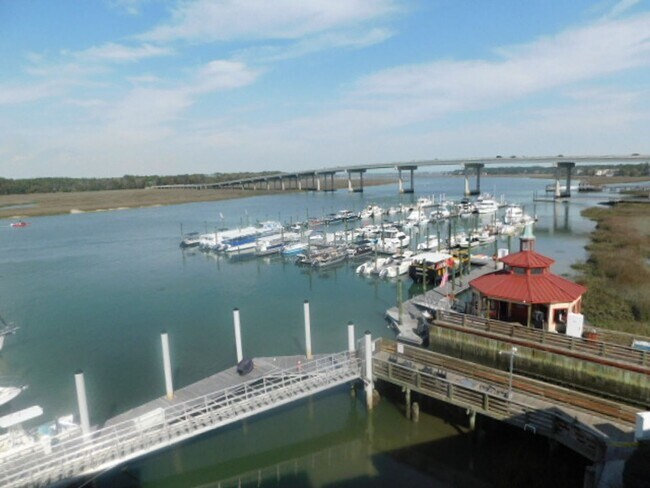 Foto del edificio - Remodeled 2 Bedroom 2 Bath Condo Over Looking Broad Creek