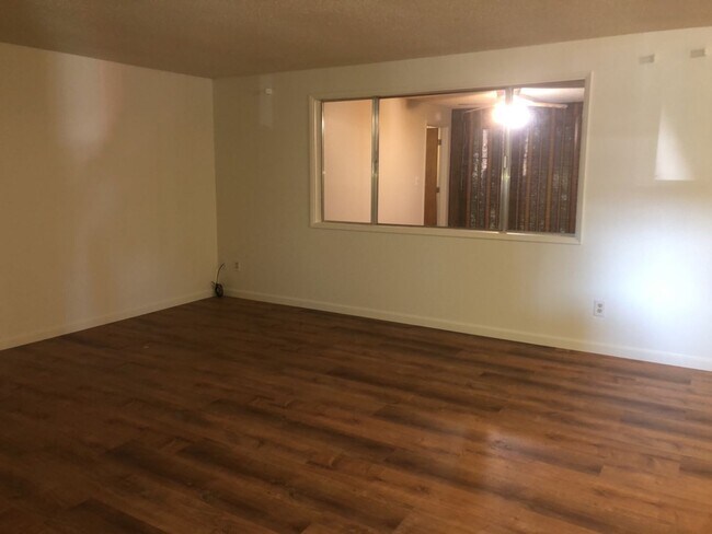 Foto del edificio - Spacious 3 Bedroom Home with Retro Charm!
