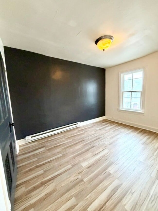 Building Photo - 1 Bedroom, Coin Laundry, Parking-York City SD