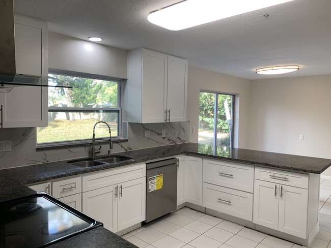 Building Photo - 305 Sweetwater Creek Dr W