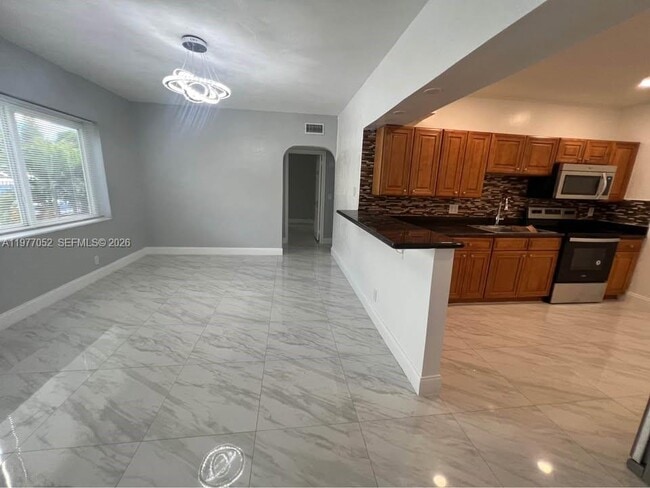 Building Photo - 18 Miami Gardens Rd