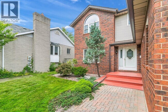 Building Photo - 2862 Mangin Cres