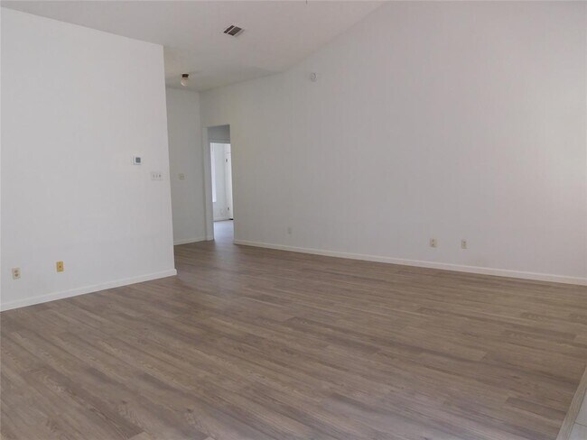 Foto del edificio - 2202 Quiet Wood Dr