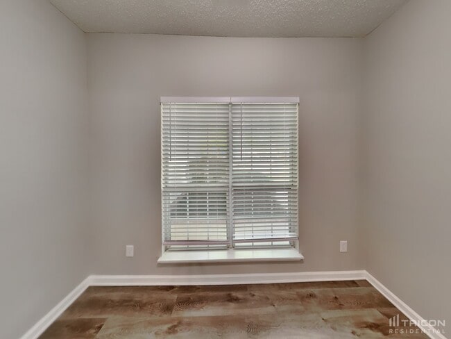 Building Photo - 111 Glendevon Way