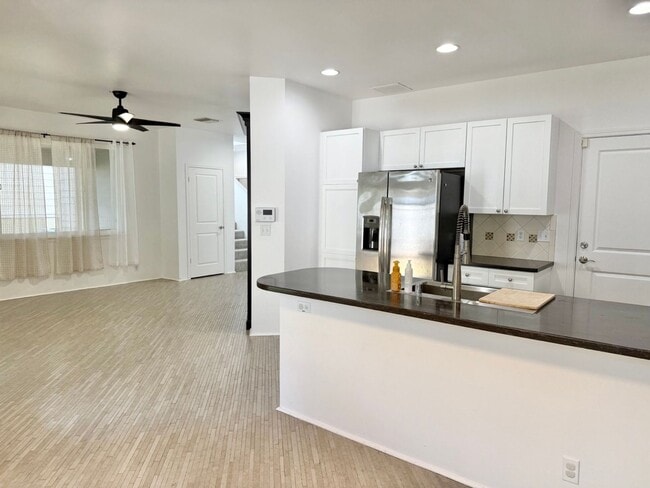 Foto del edificio - Beautiful 4-Bedroom, 3-Bath Former Model H...