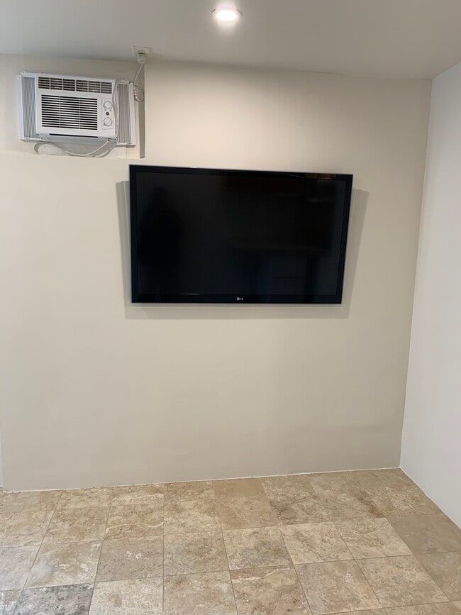 Foto del edificio - 8979 Shoreham Dr
