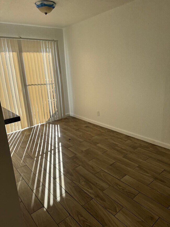 Foto del edificio - 3 bed, 2 bath, second floor condo