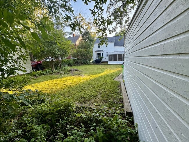 Building Photo - 1561 Maywood Rd