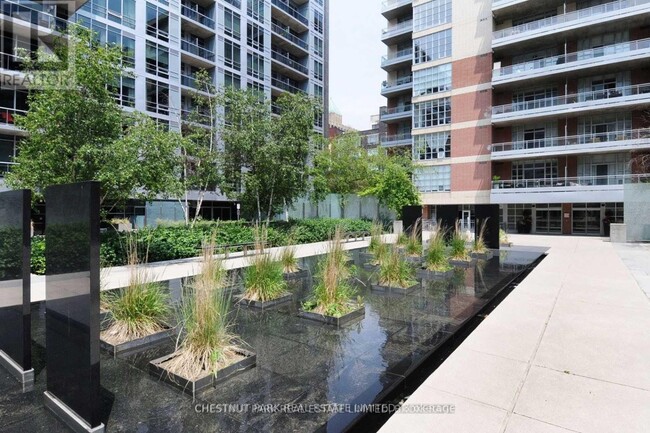 Building Photo - 23 Brant St