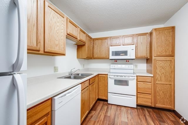 The Highlands - 2BR, 1BA - 900SF - The Highlands Apts and Townhomes