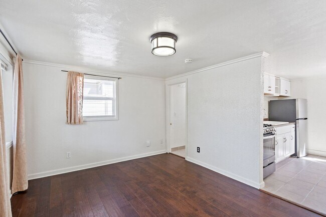 Building Photo - Cozy 2 Bedroom in old town Loveland.