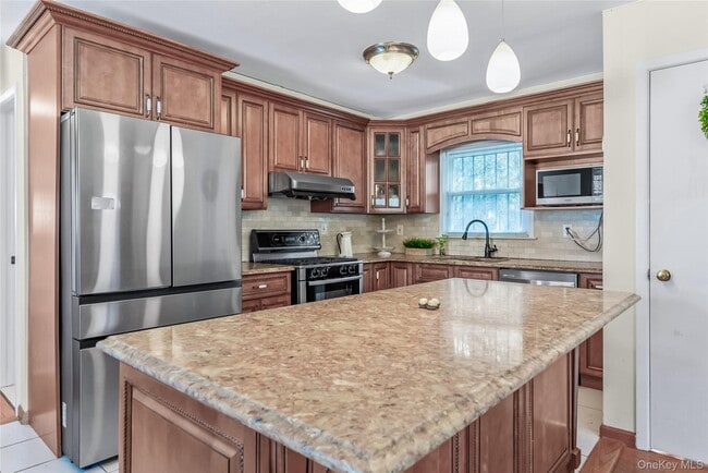 Building Photo - 45 21 Iris Ln