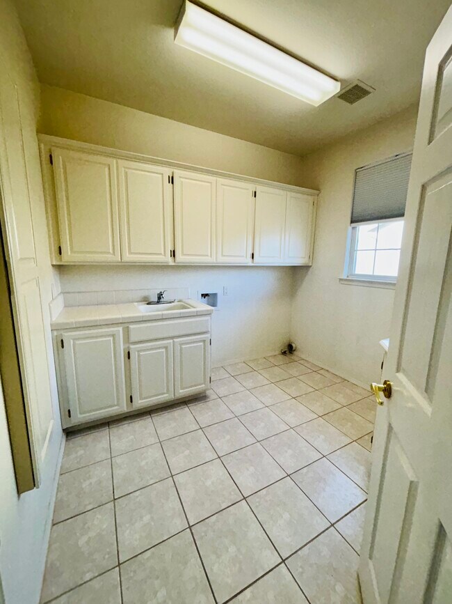 Building Photo - 4395 Kari Ln