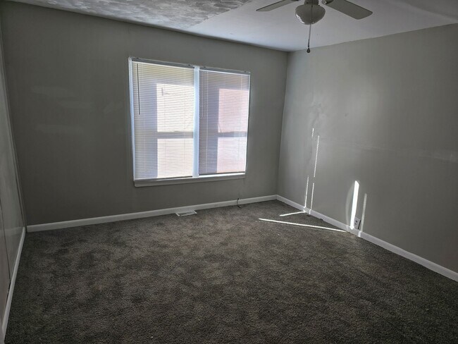 Foto del edificio - 1521 E Kirby Ave