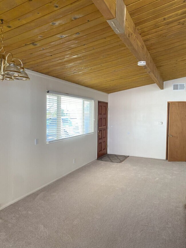 Building Photo - Rural East End Moreno Valley 3 Bedroom