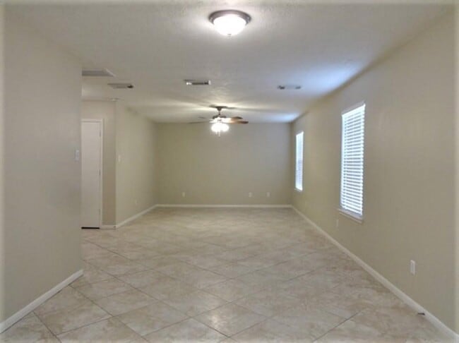 Building Photo - 1930 Emerald Pathway Dr