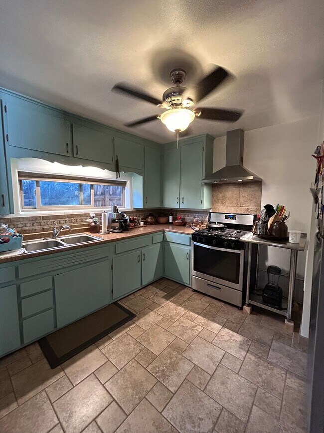 Foto del edificio - 945 Agua Fria St