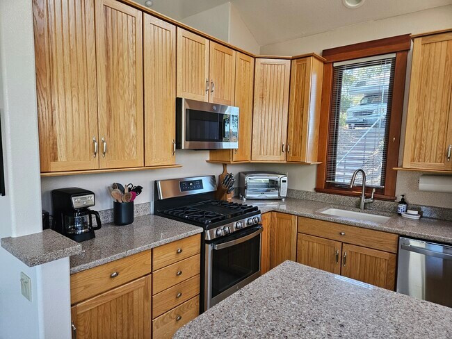 Foto del edificio - 1202 Meadowcrest Dr