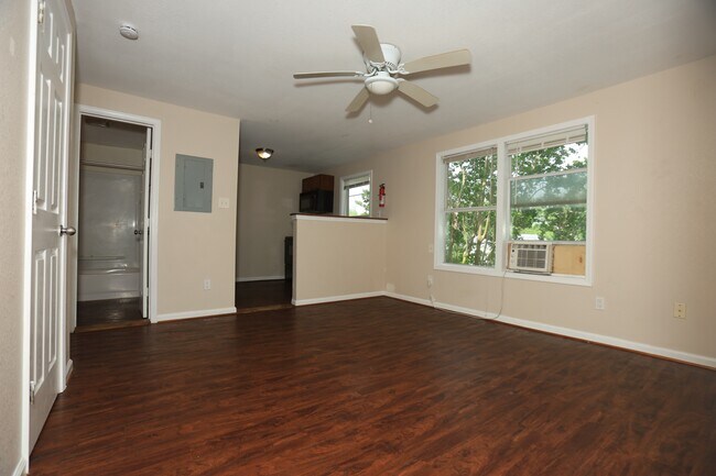 Building Photo - 256 E Pecan Ln