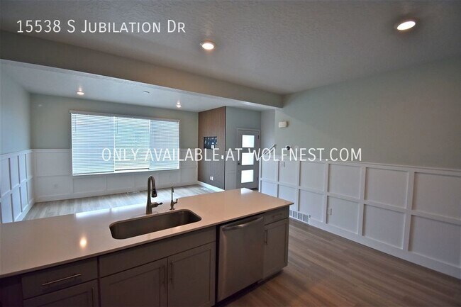 Building Photo - Beautiful 4 Bed Bluffdale Townhome! No Dep...