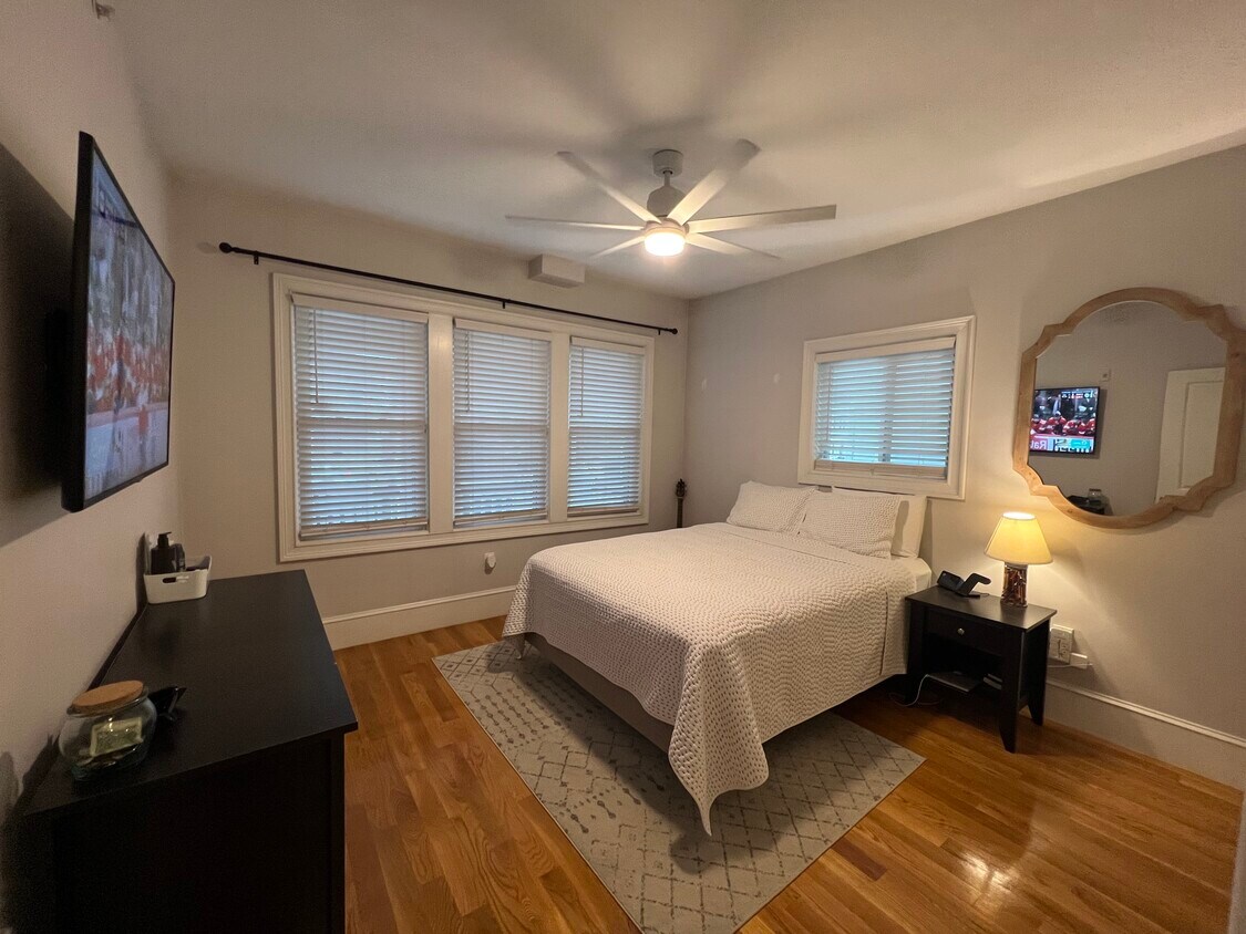 Primary Bedroom 1 - 4370 Washington St