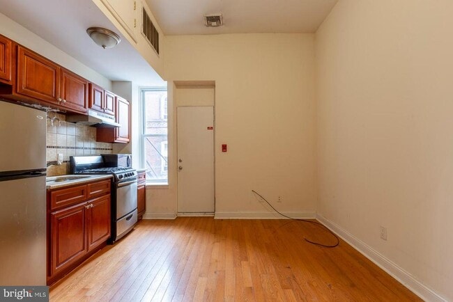 Building Photo - 3017 W Girard Ave