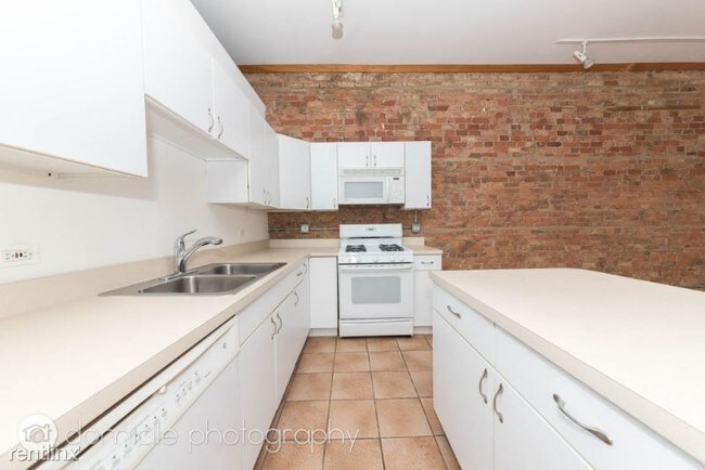 Building Photo - 2 br, 2 bath Condo - 679 N Milwaukee