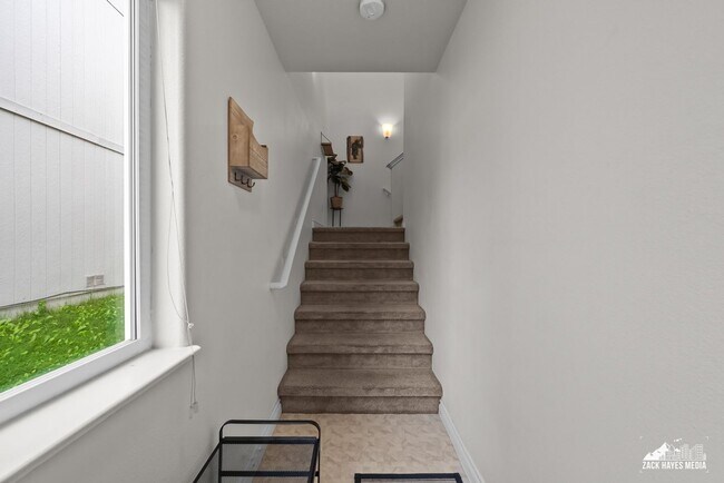 Building Photo - Townhouse — Beautiful 3-Bed / 2-Bath, 2-St...