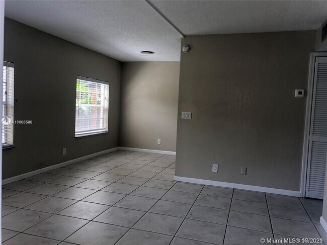 Foto del edificio - 1405 Miami Rd