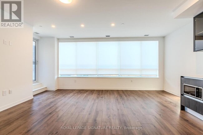 Building Photo - 395 Dundas St W