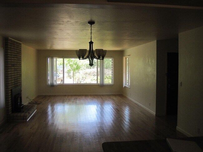 Building Photo - 10 Blossom Way