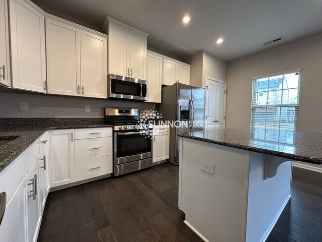 Foto del edificio - Beautiful 3 Bed Townhome in Eagle Lake Sub...