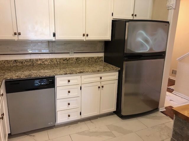 Building Photo - Beautiful, Spacious 2 bedroom Townhouse in...