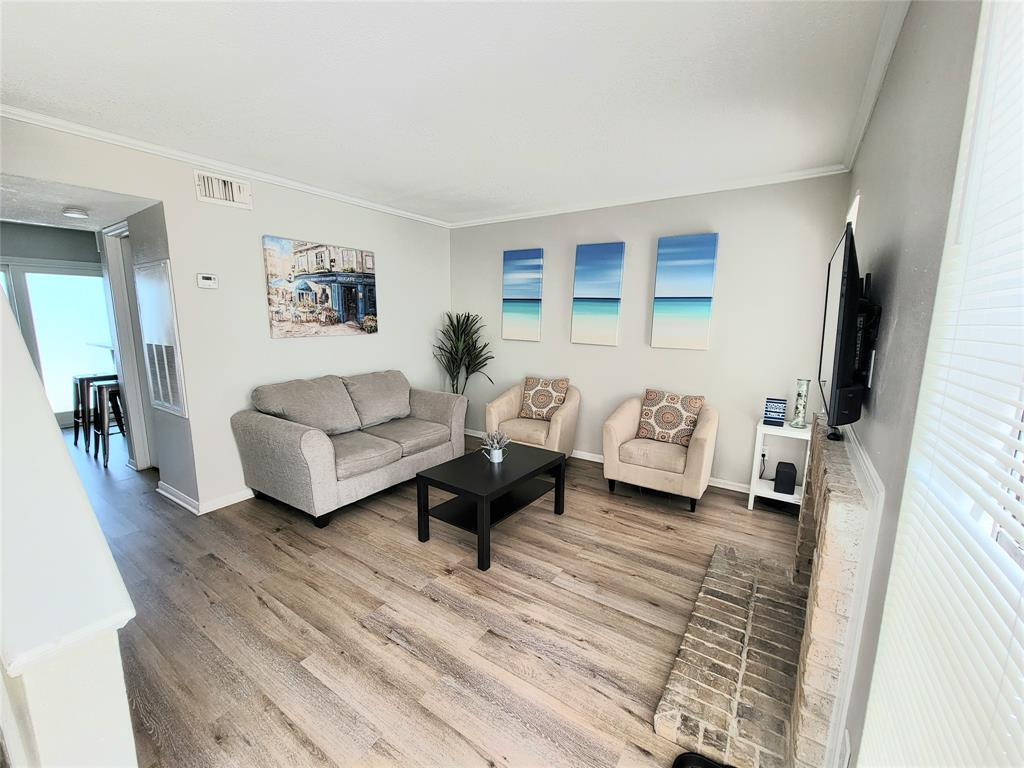 Foto principal - 925 Sealy Ave