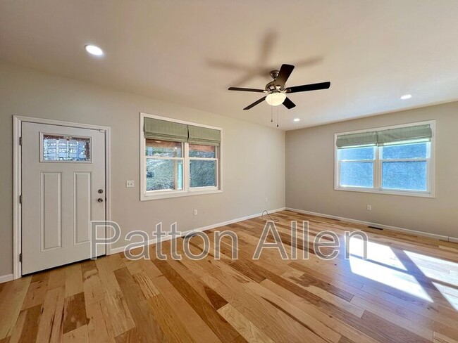 Foto del edificio - 305 Glenn Bridge Rd