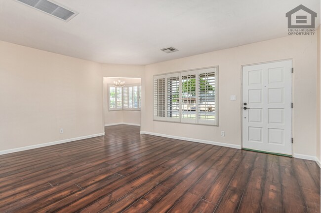 Foto del edificio - 3Bed/3Bath House at Thomas/7th Ave! Ready for Immediate Move-In! -- NO HOA! FULLY REMODELED!