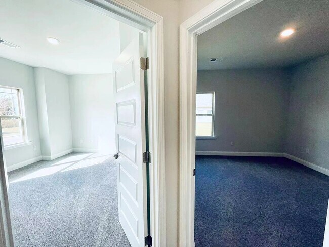 Building Photo - 2204 Remington Dr