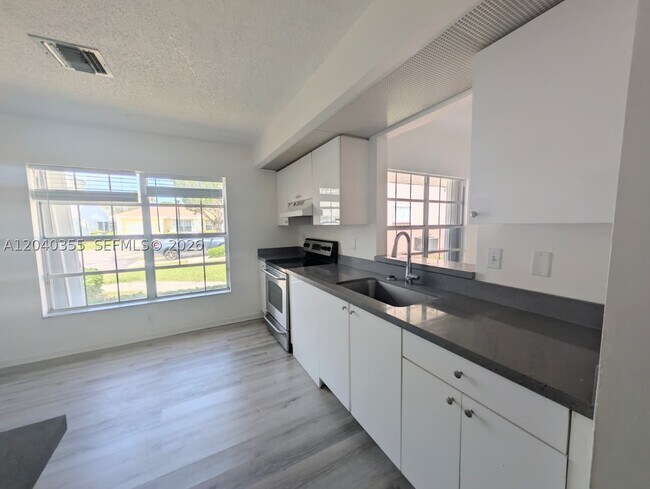 Foto del edificio - 532 SE 21st Dr