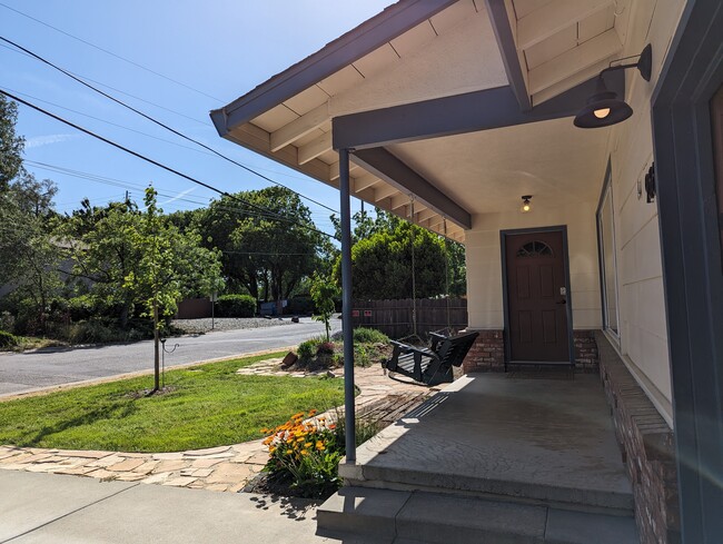 Building Photo - 956 Lupin Ave