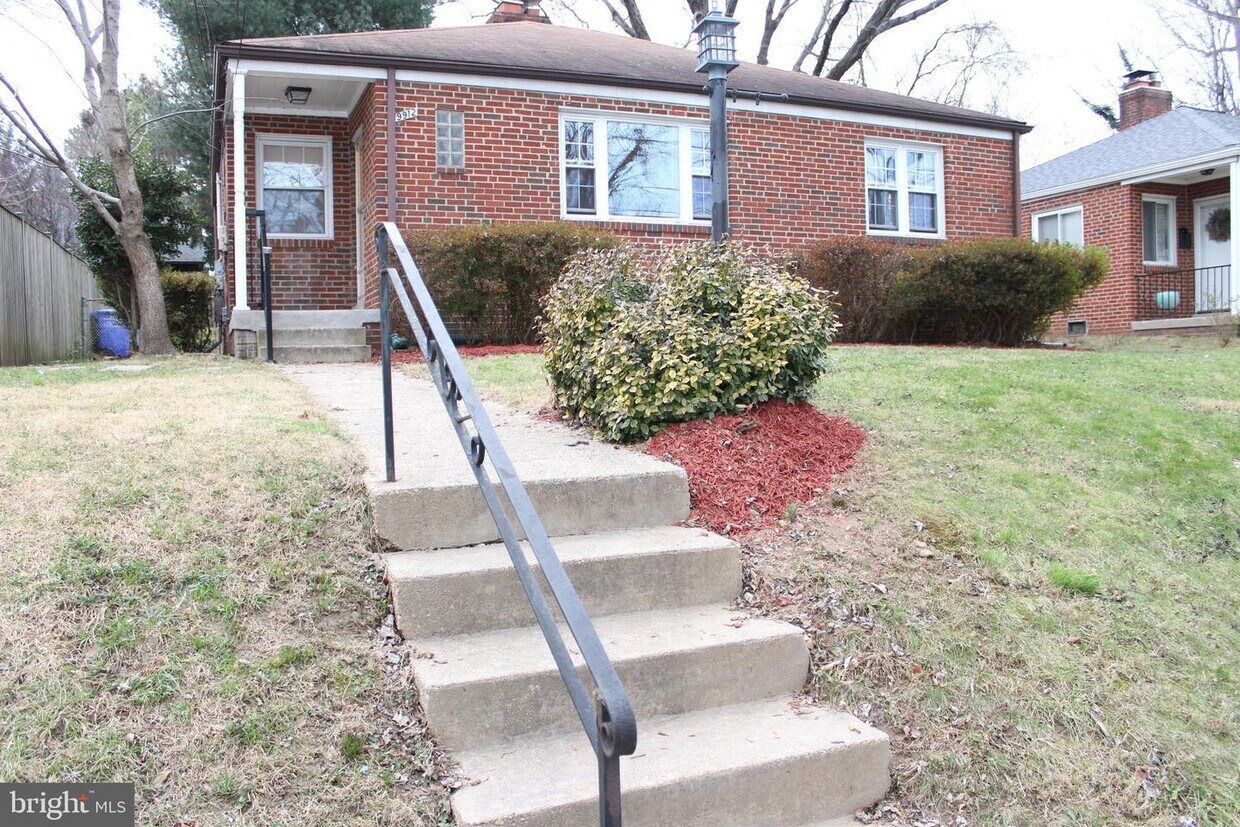 Primary Photo - 9912 Markham St