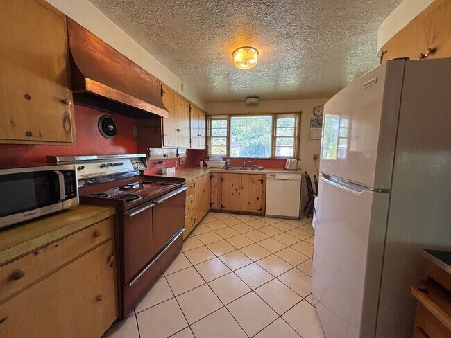 Foto del edificio - 4 Bedroom 2 Bathroom
