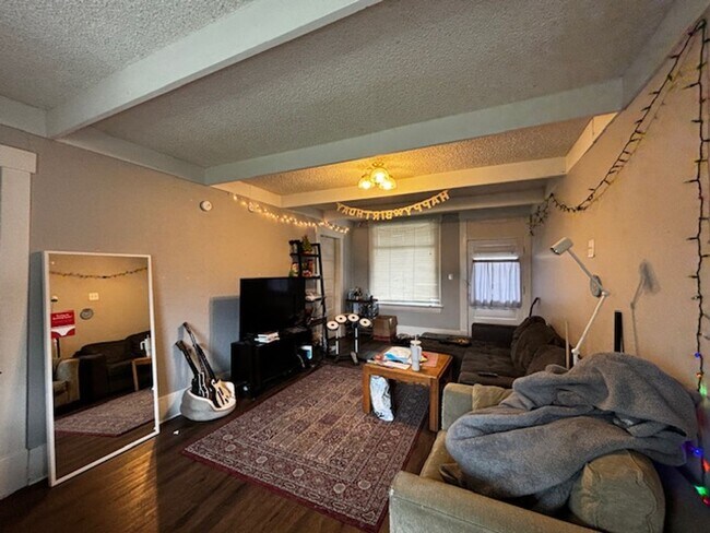Building Photo - 6 Bedroom Lettered Streets House---Plank F...