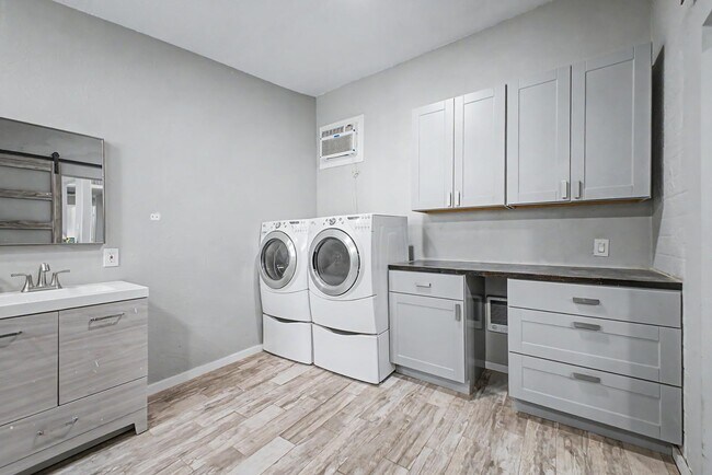 Foto del edificio - 2025 E Howe Ave