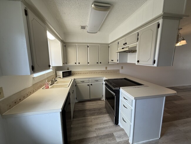 Building Photo - 1616 Rustic Dr