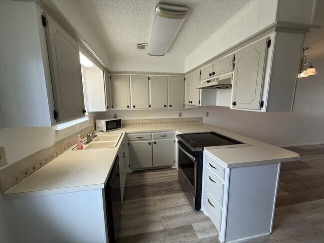 Foto del edificio - 1616 Rustic Dr