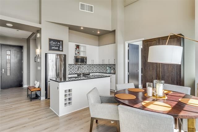 Building Photo - 2600 W 7th St